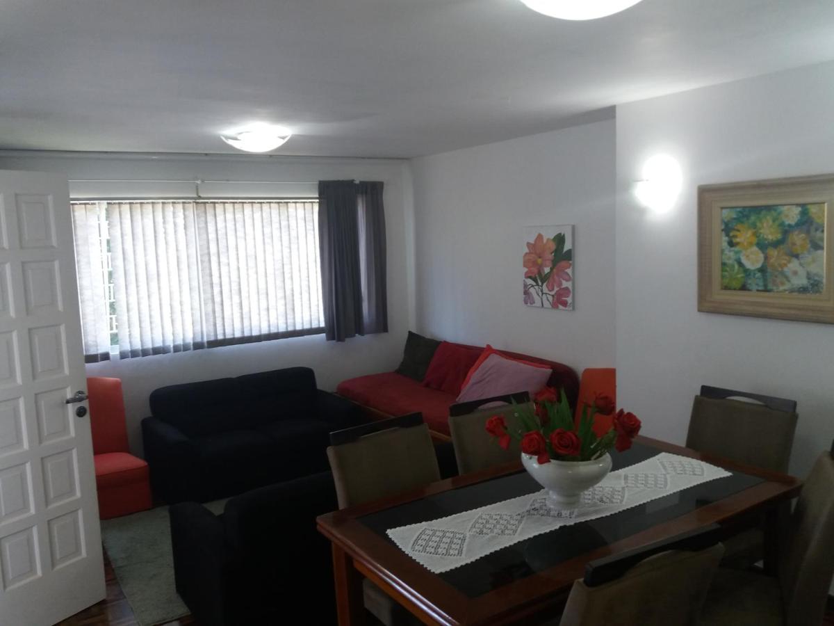 Casa com garagem em condomínio - B&B