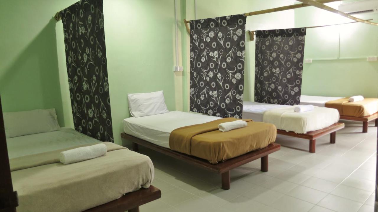 Single Bed in Mixed Dormitory Room