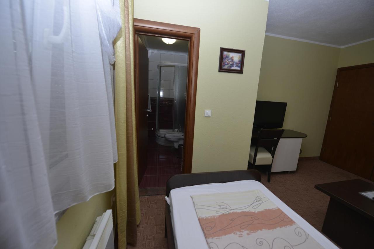 Standard Twin Room with Mountain View