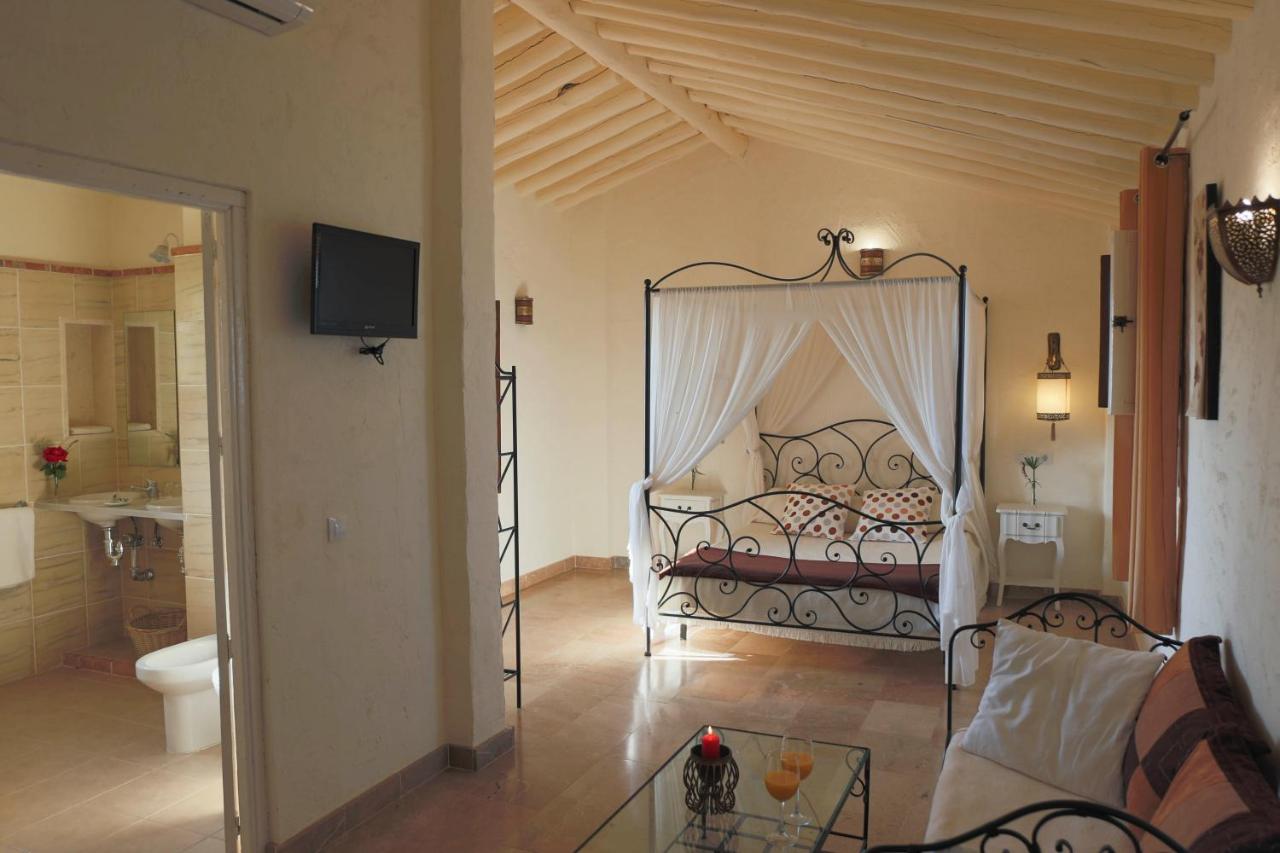 Suite con cama con dosel