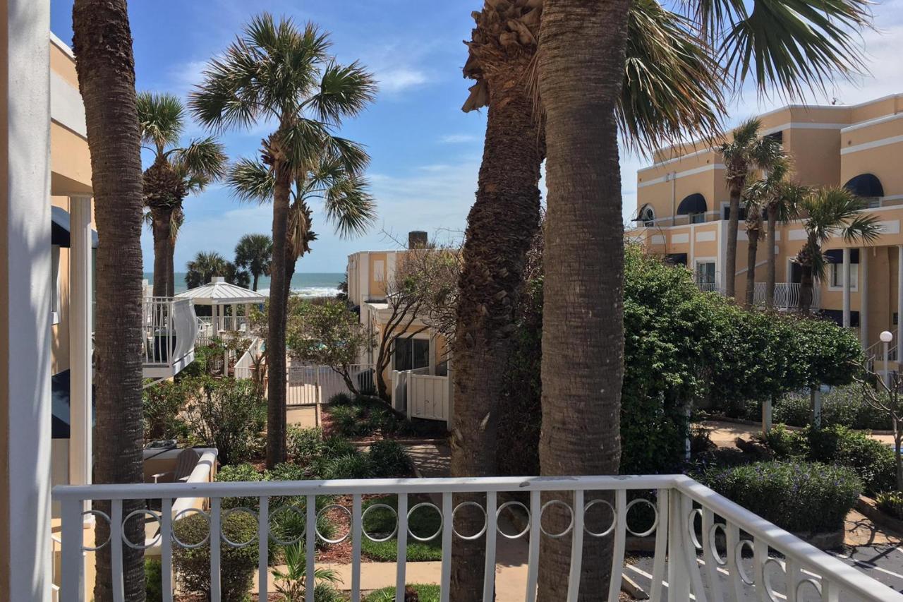 Beachfront Penthouse Getaway - B&B
