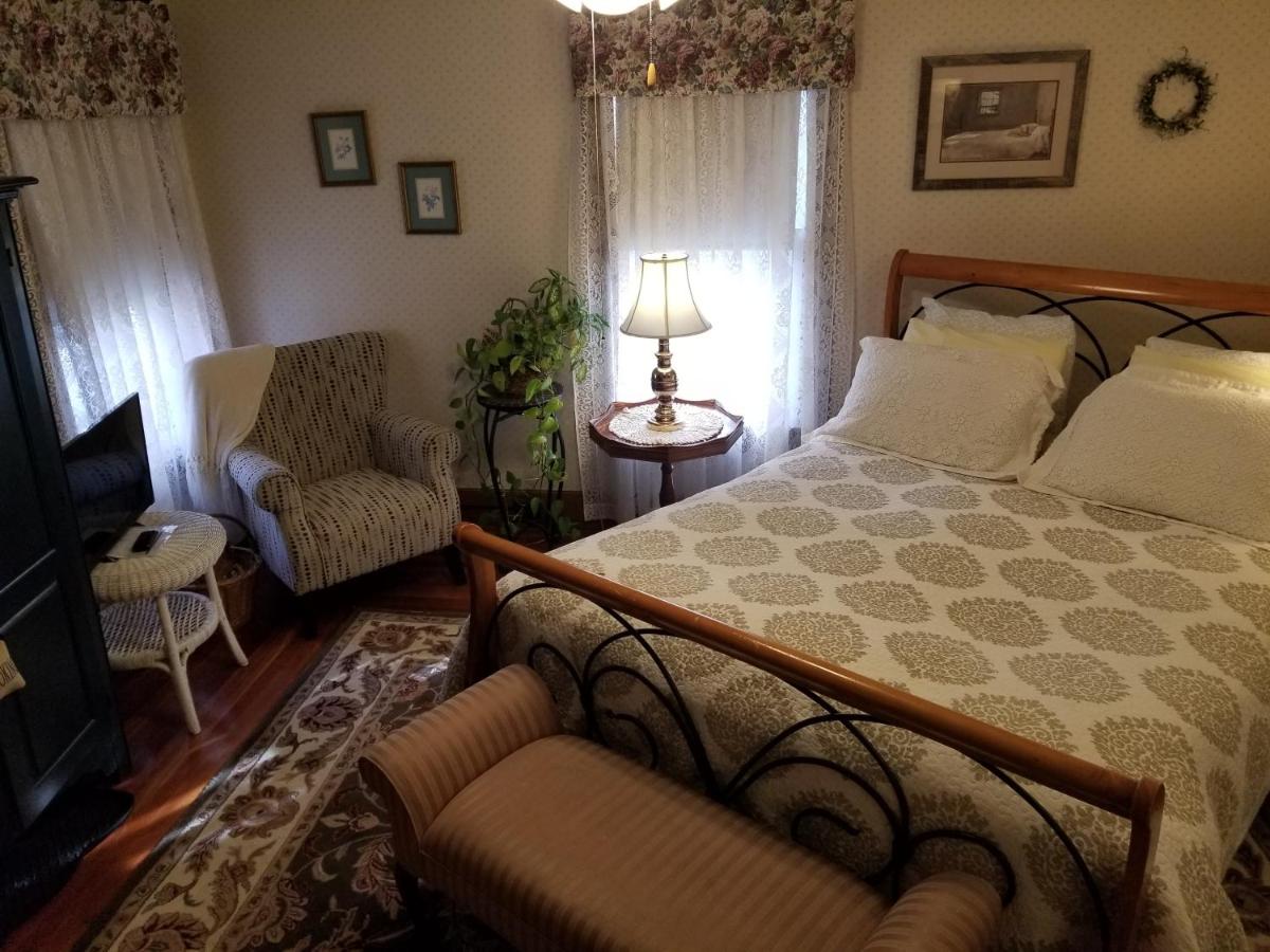 Nicki's Queen Room