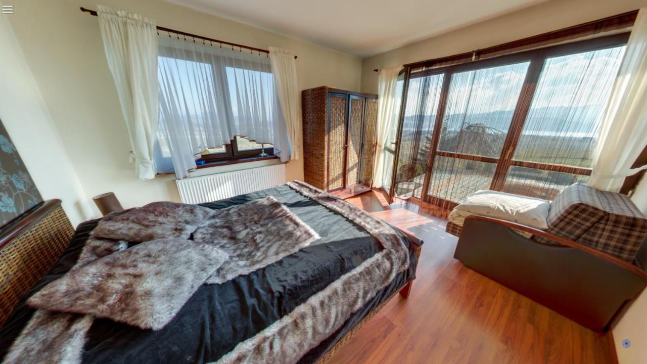 Three-Bedroom Apartment with Jacuzzi, Terrace and Garden