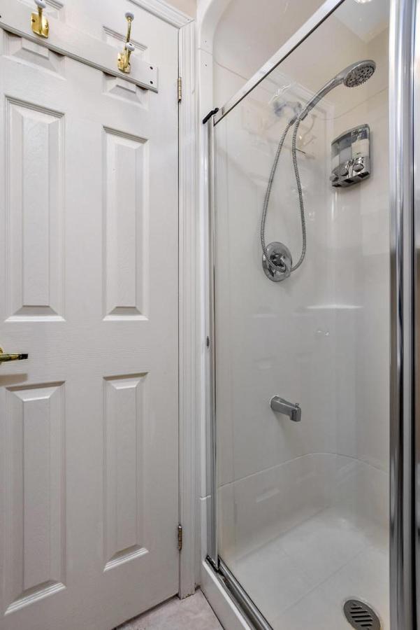 Suite 101 - Queen Suite with Private Entrance - Ground Floor
