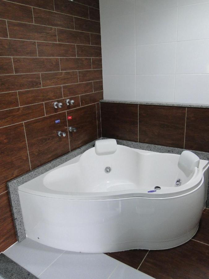 Doppelzimmer mit Whirlpool-Badewanne