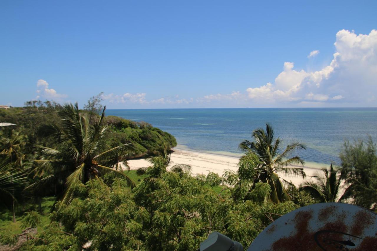 B&B Mombassa - Modern Beach Front Studio Apartment - B44 - Bed and Breakfast Mombassa