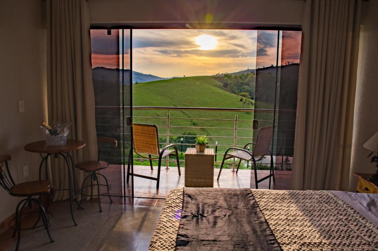 Habitación con cama grande y balcón