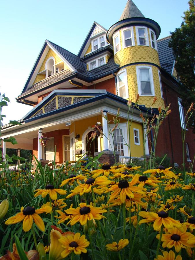 B&B Niagara Falls - A Moment in Time Bed and Breakfast - Bed and Breakfast Niagara Falls