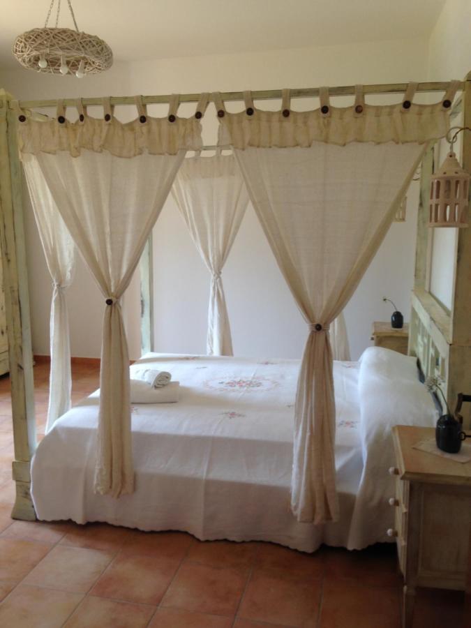 Zimmer mit Kingsize-Bett und Balkon