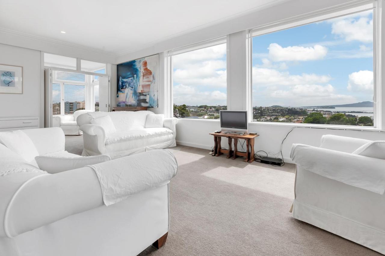 B&B Auckland - Spacious Sunny Seaview Apartment - Bed and Breakfast Auckland
