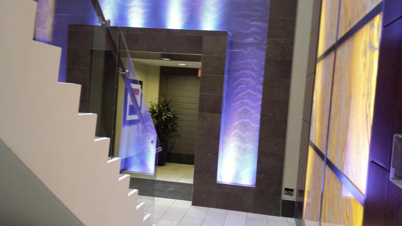 2 Bedroom 1 Bathroom Prime Location in Mississauga - Bed and Breakfast