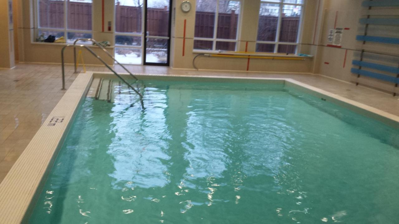 BEST LOCATION/SPECTACULAR VIEW 2 BEDROOMS FURNISHED CONDO S/L RENT - Chambres d'hôtes Mississauga