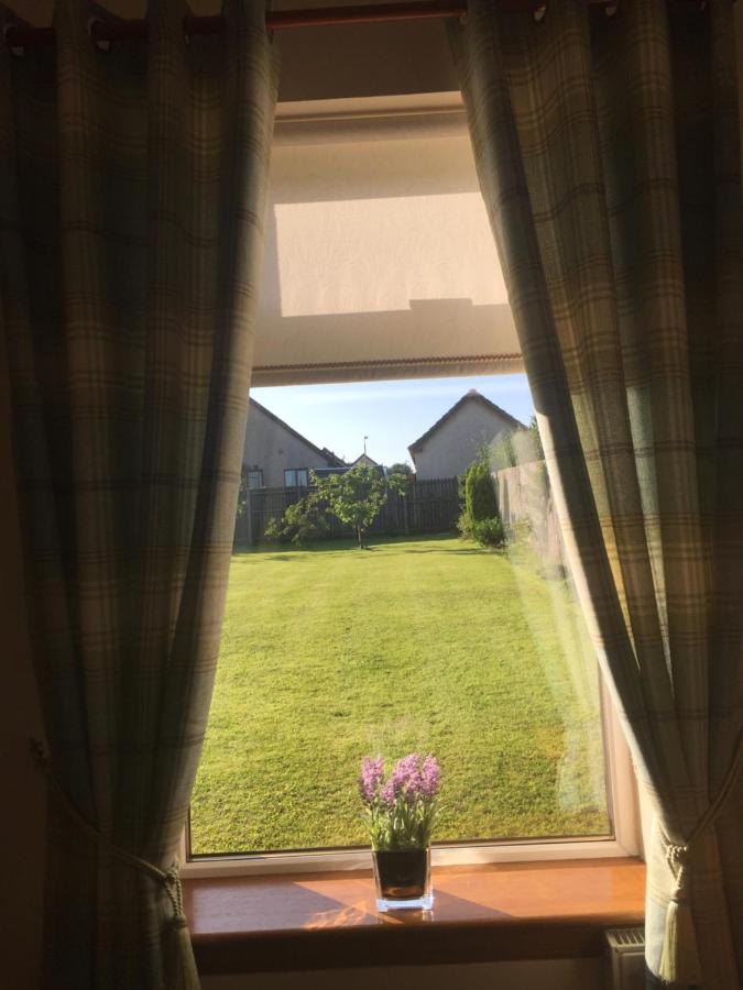Honeysuckle-Peaceful Scottish Cottage with Hot Tub - B&B Airdrie