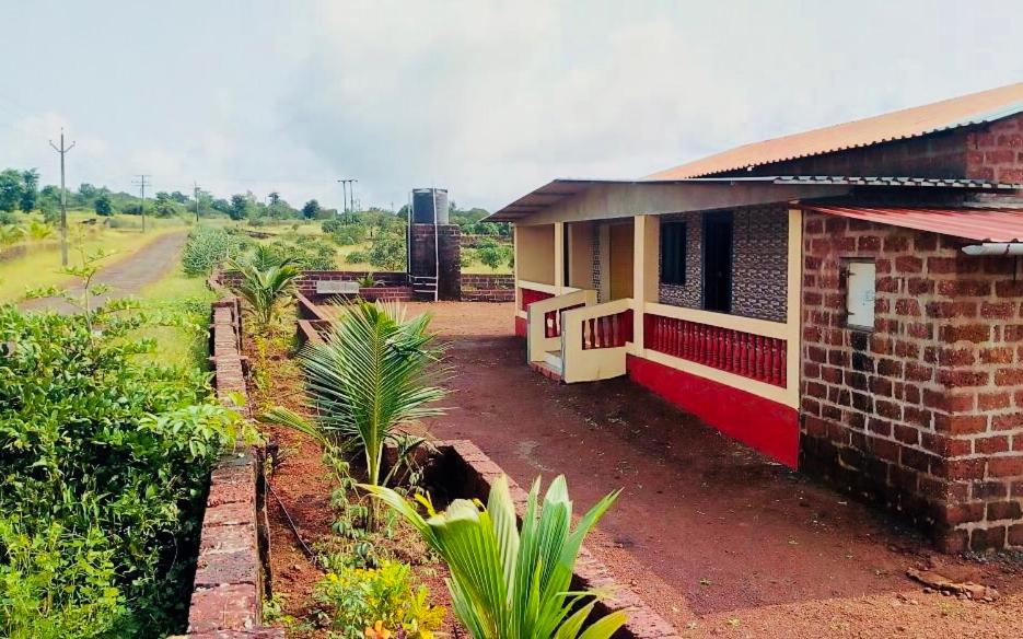 Divekar Aamrai - A farmhouse in the arms of Kokan - B&B Ratnagiri