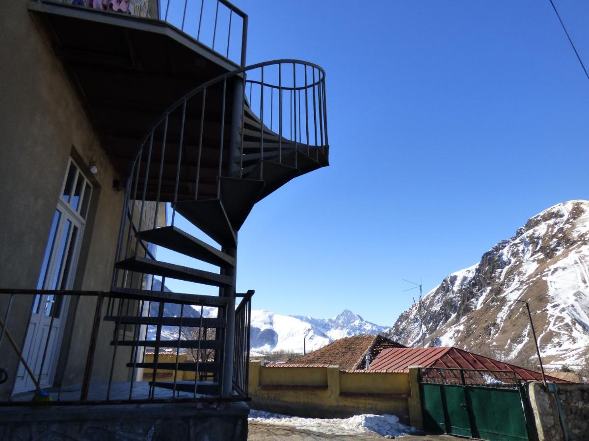 Anano Guest House - Bed and Breakfast Stepantsminda