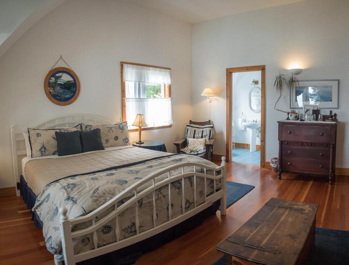 Habitación con cama extragrande y vistas al mar