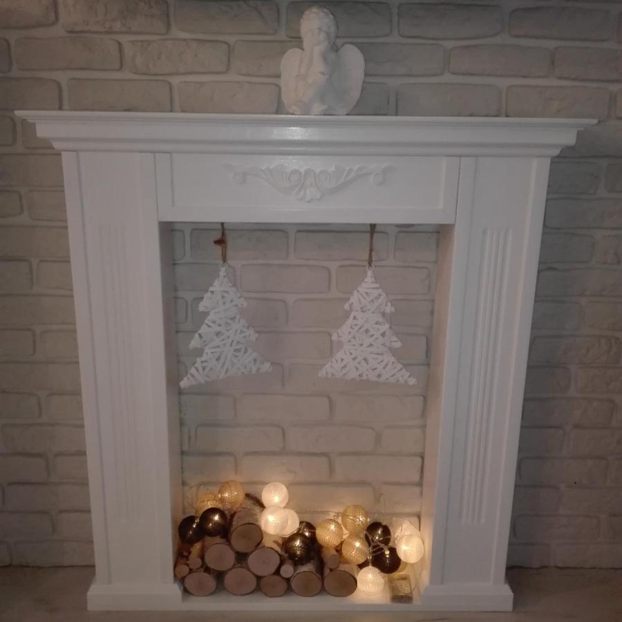 Przystań parking ogródek blisko jeziora i mariny dla jachtów