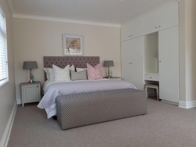Zimmer mit Queensize-Bett und Poolblick