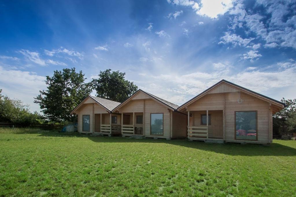 Domki Drewniane Przystań Kajaczek - B&B Białobrzegi