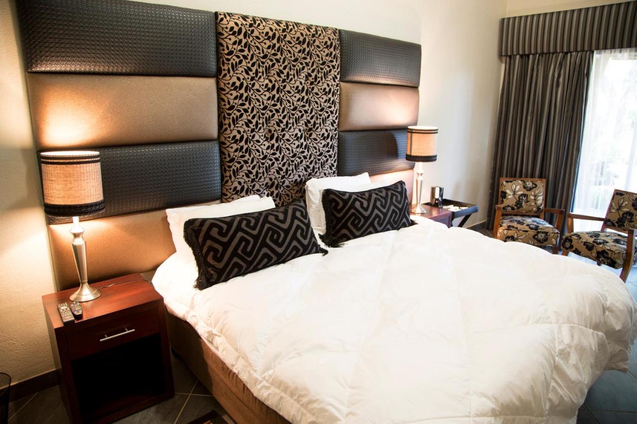 Habitación con cama extragrande y vistas al jardín