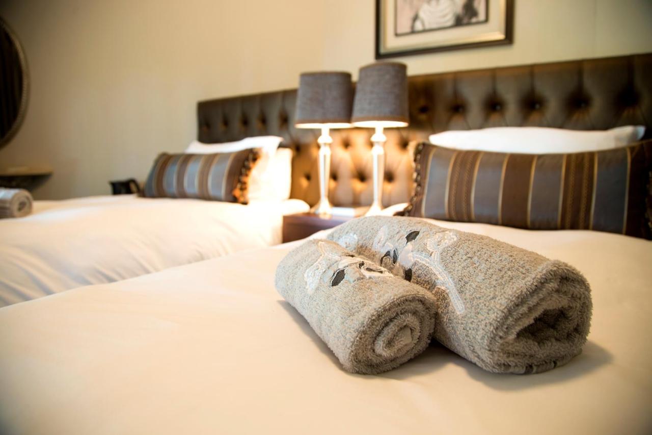 Tweepersoonskamer met 2 Aparte Bedden en Eigen Badkamer