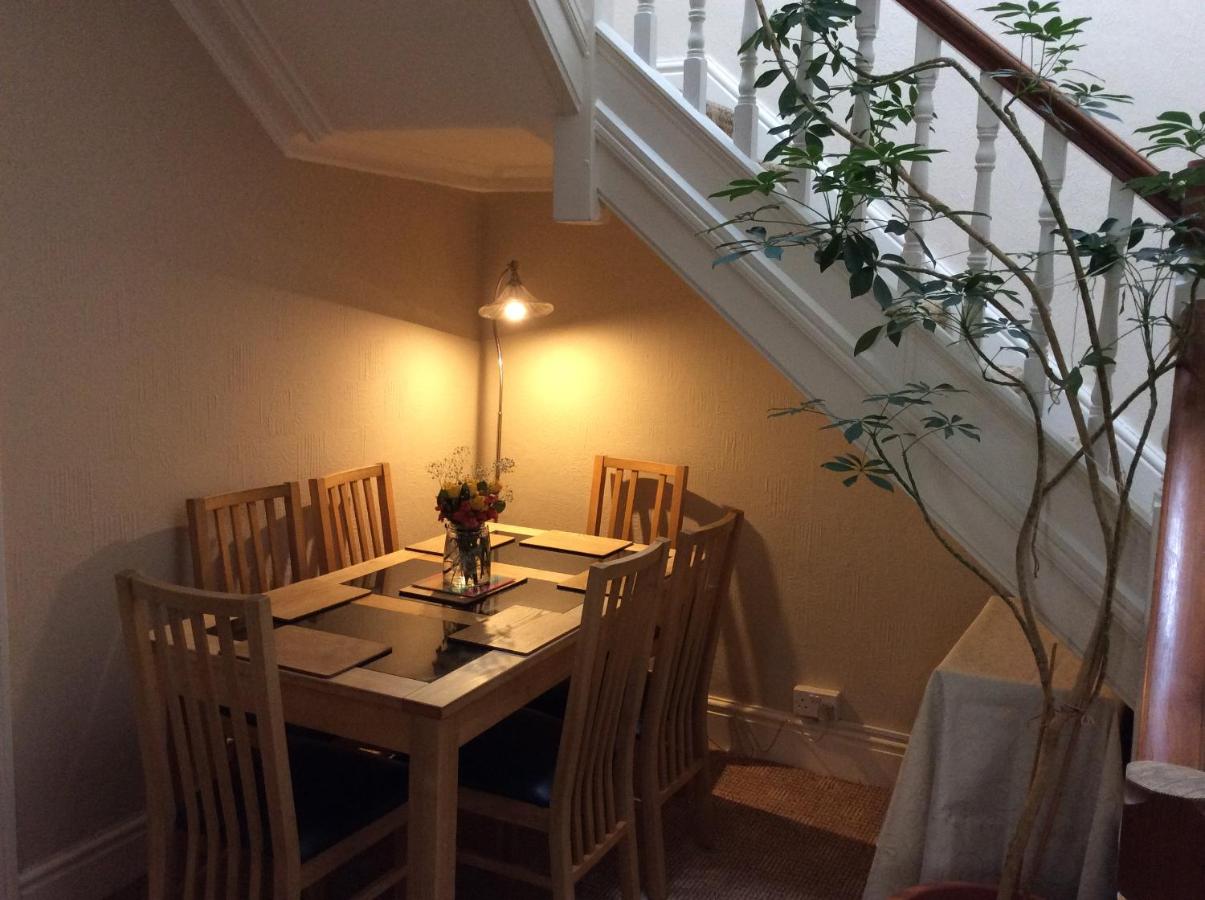 Whitegate 1st floor Apartment - Chambres d’hôtes