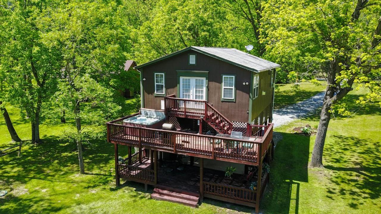 Bear Valley- Riverfront with hot tub - Starlink Satellite Wi-Fi - B&B