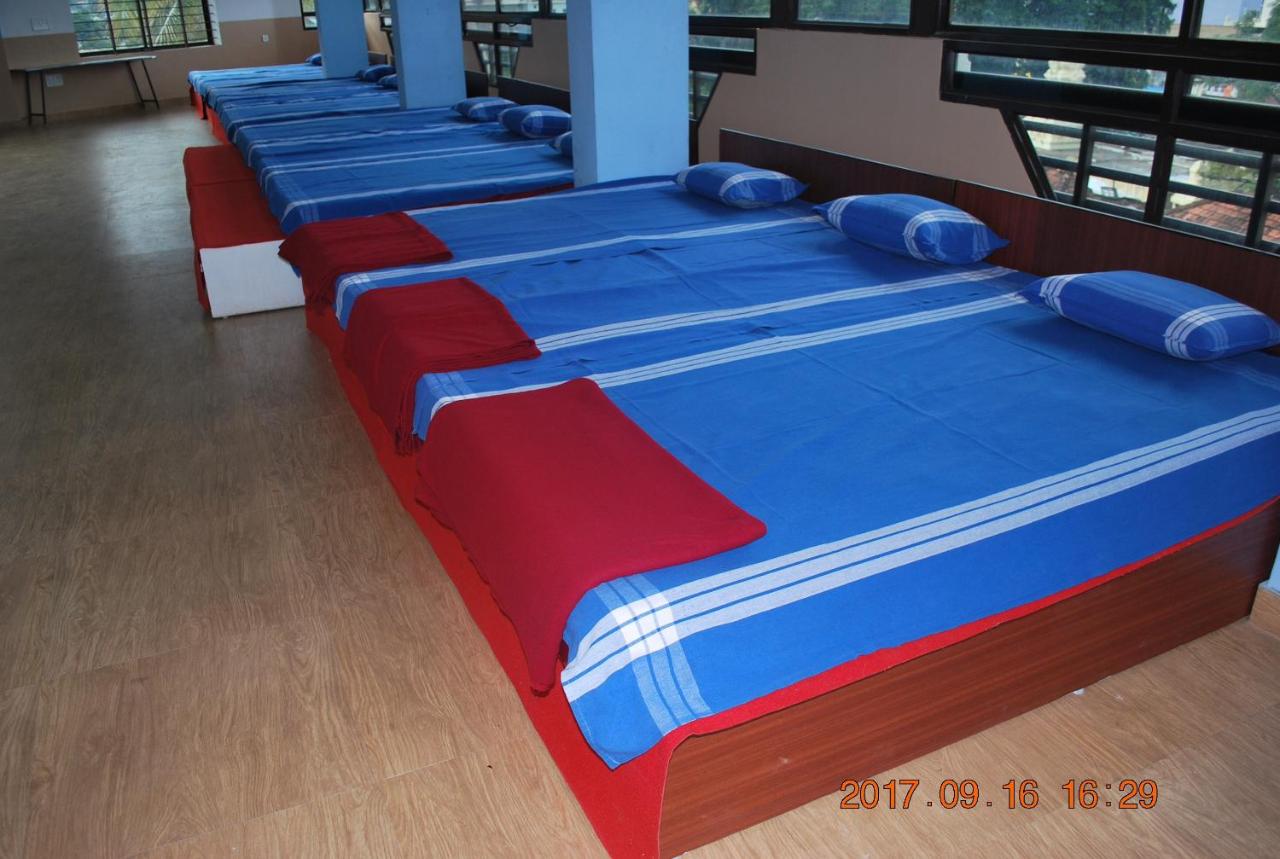 Cama individual en dormitorio compartido de 10 camas