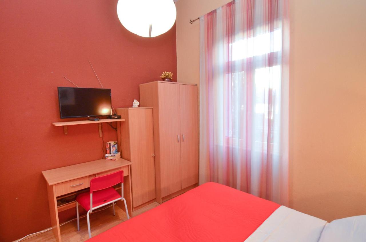 One Bedroom Apartment (3 Adults) - Red