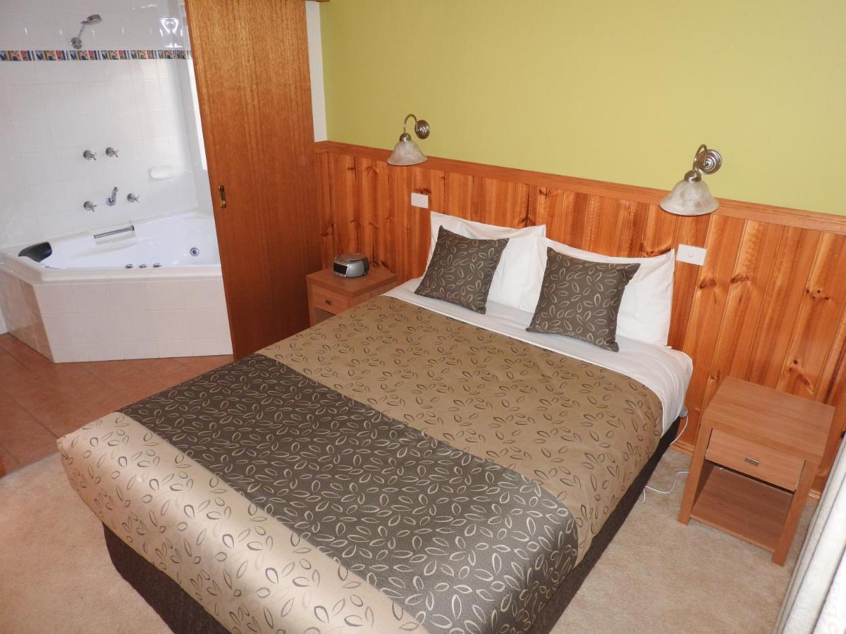 Two-Bedroom Two-Bathroom Self-Contained Spa Cottage