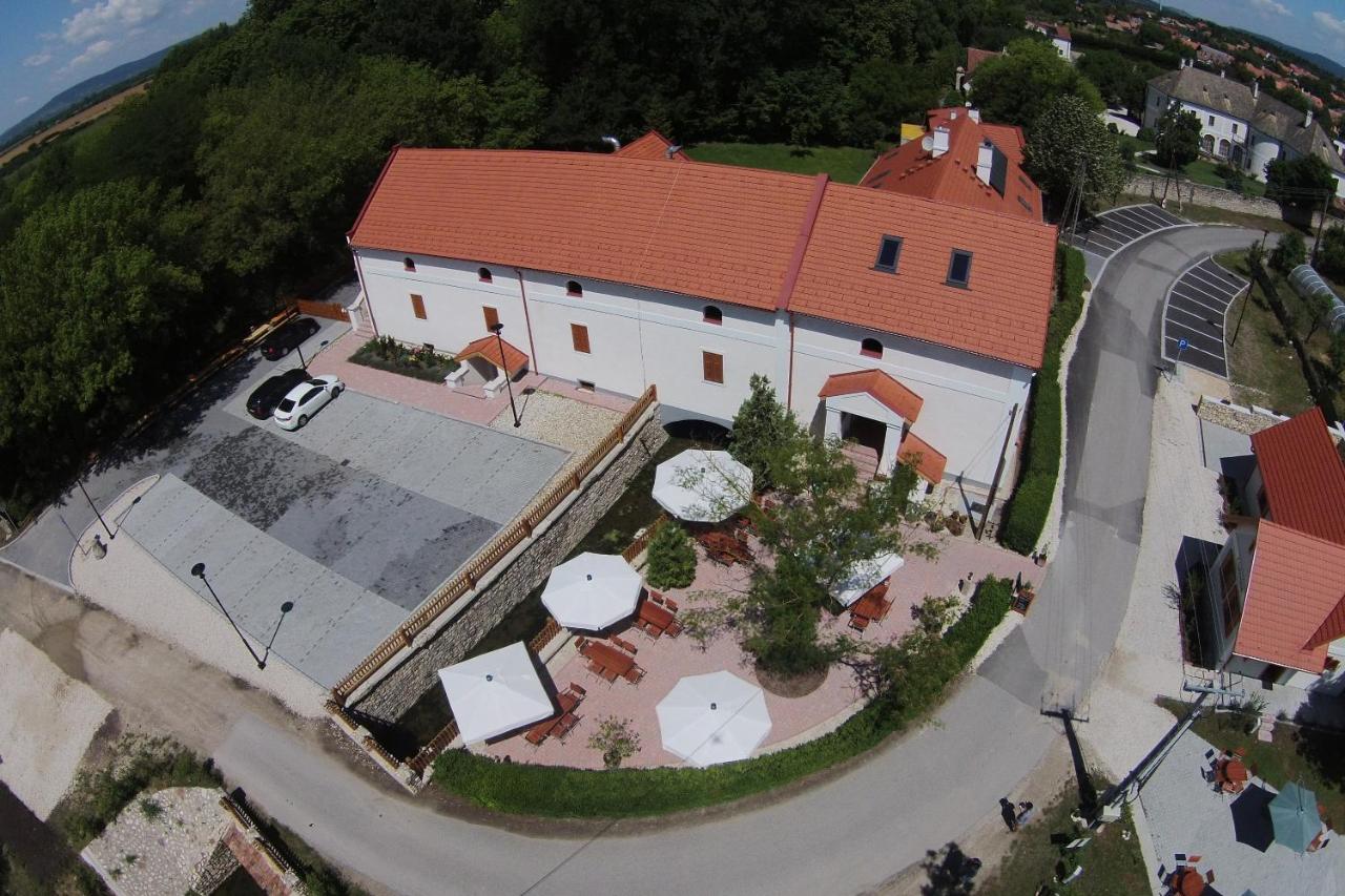 Bak Vendéglő - Bed and Breakfast