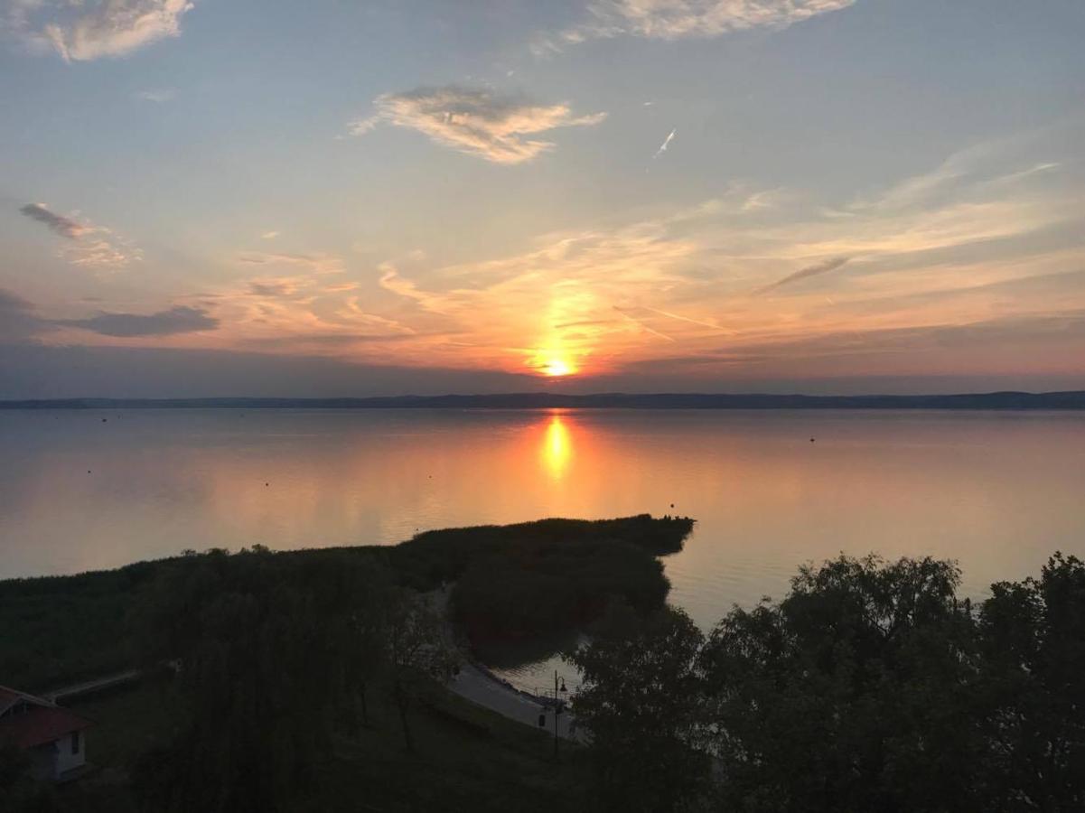Club 218 Wellness + Panoráma Apartman Siófok - Chambres d’hôtes Siófok