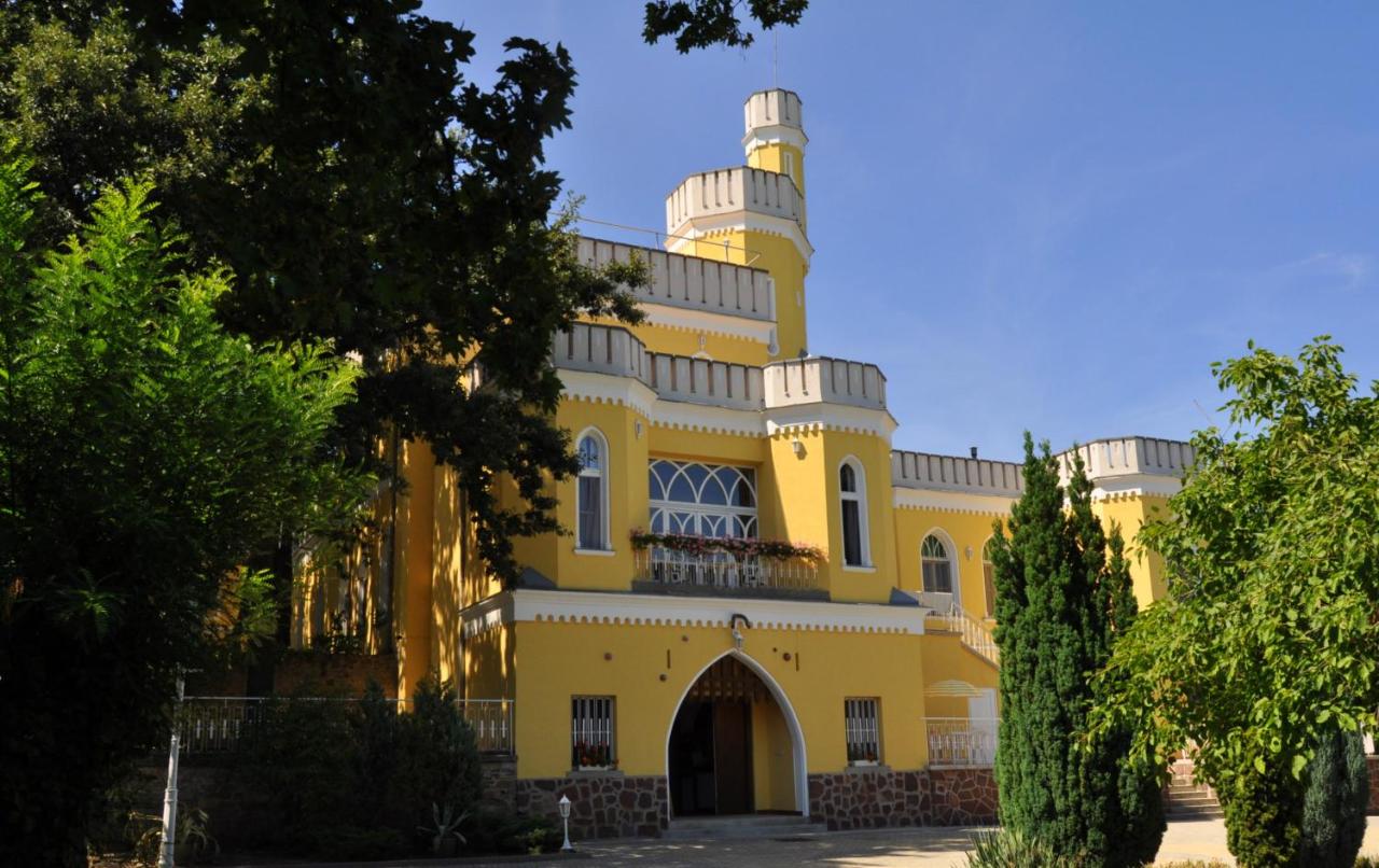Sir David Balaton Castle Apartmanok - B&B Balatonszepezd