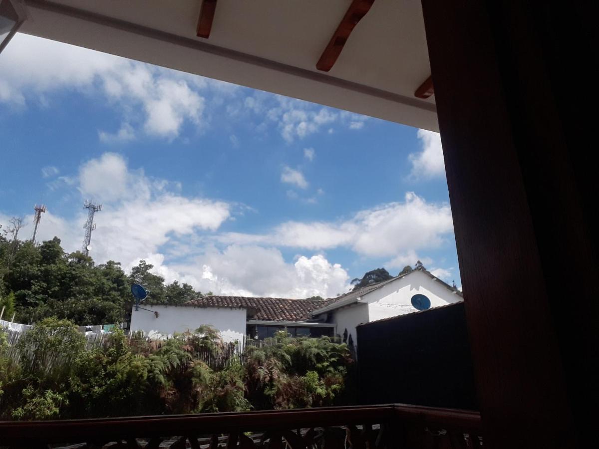 Lit Simple dans Dortoir Mixte