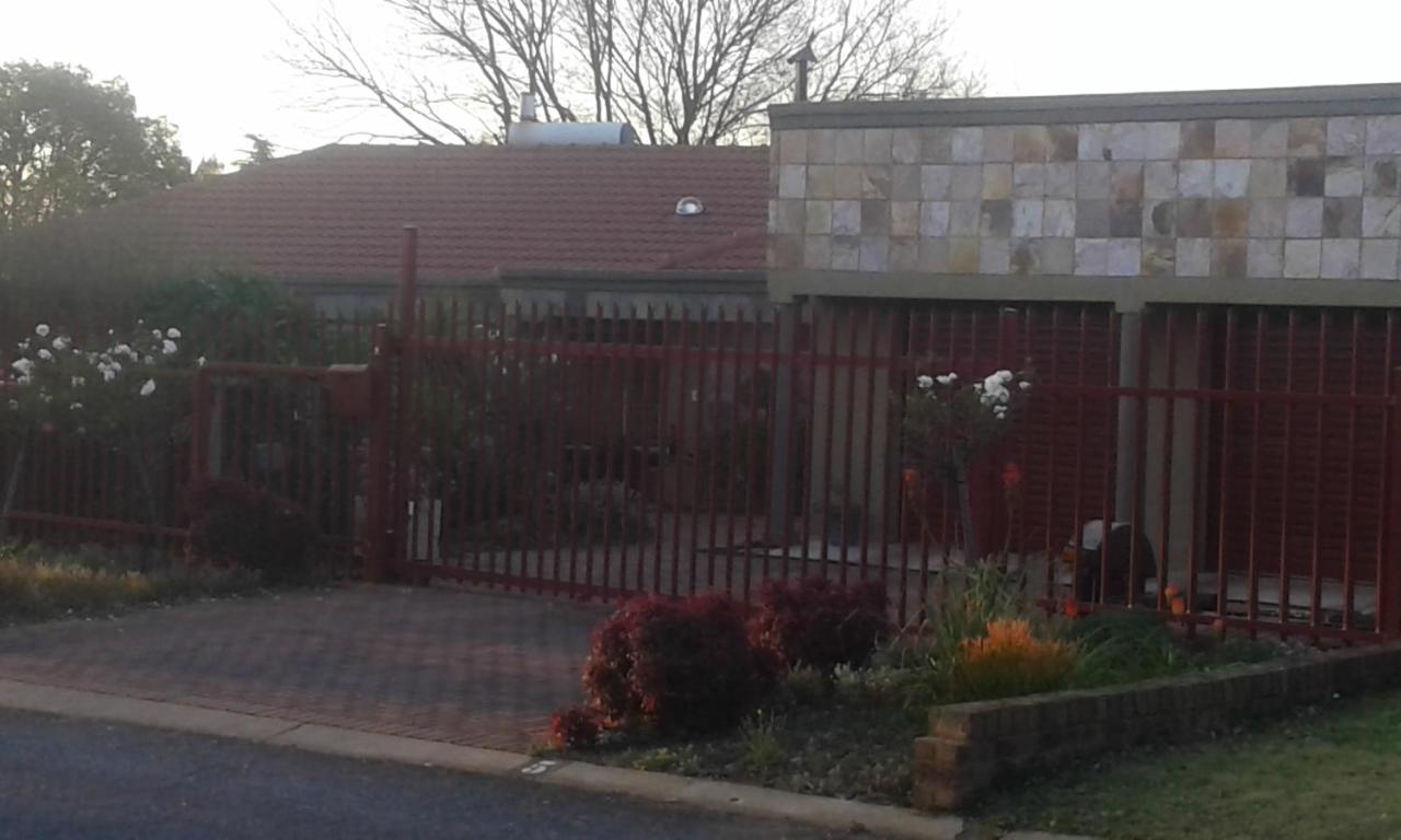 B&B Kempton Park - Allen Grove Self Catering - Bed and Breakfast Kempton Park