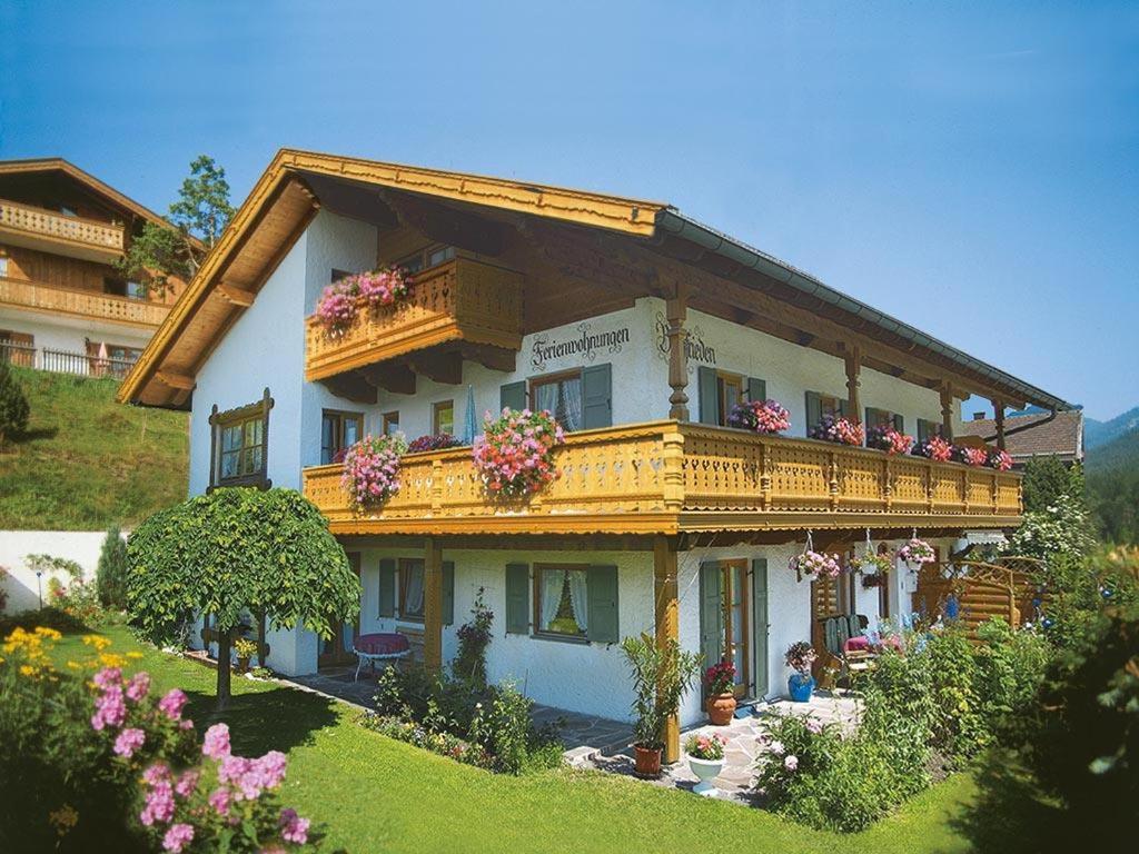 B&B Krün - Ferienwohnung Bergfrieden - Bed and Breakfast Krün