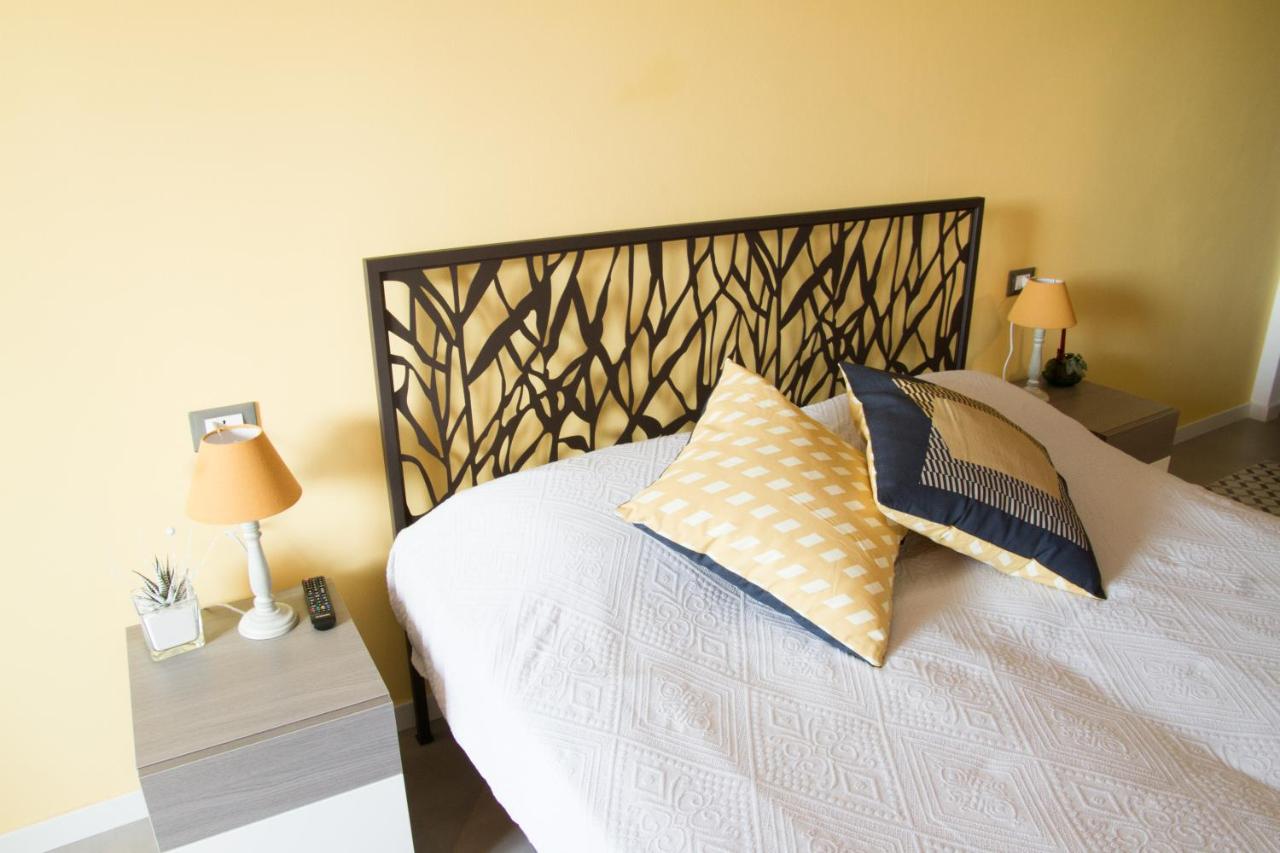 Habitación con cama extragrande y vistas al jardín