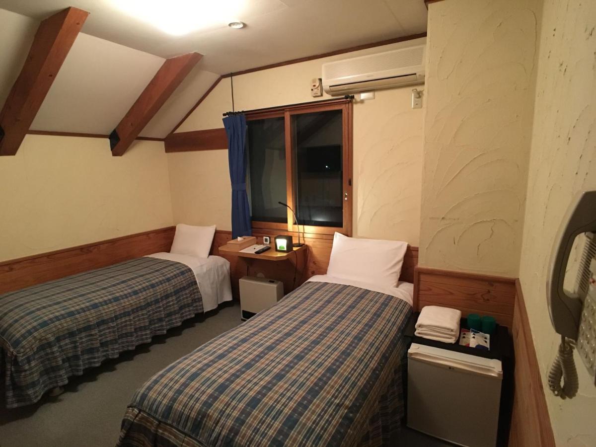 200 Basic Standard Twin Room with Shared Bathroom