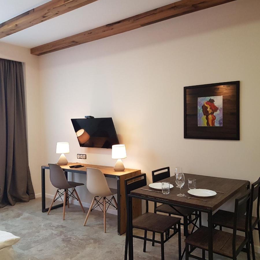 Apartment with Mountain View