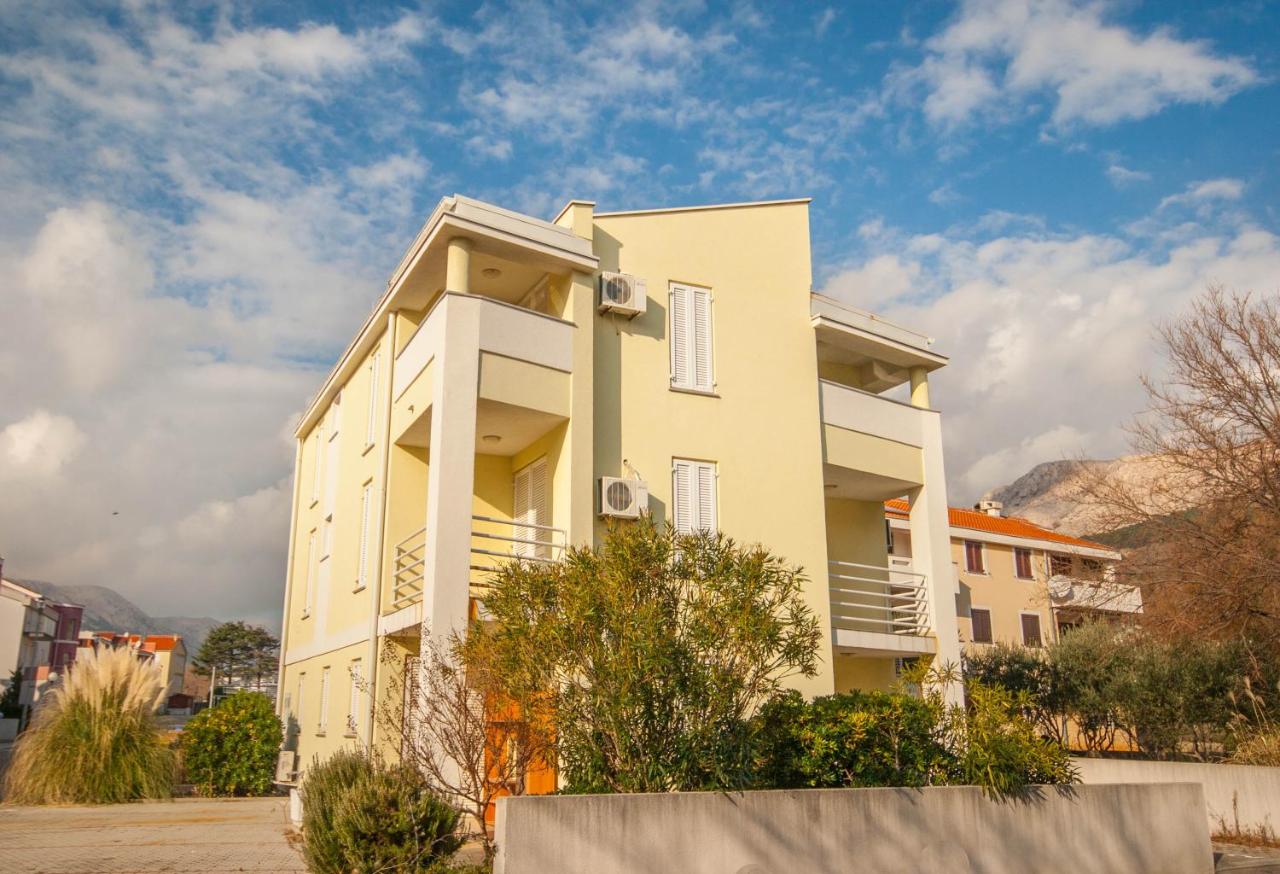 New Lovorka 7 apt. 4+1 in Baška Krk - B&B