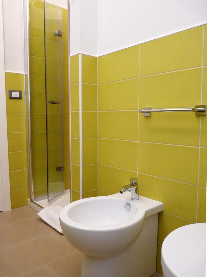 Habitación con cama extragrande y balcón