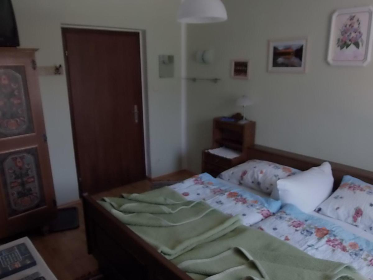 Zweibettzimmer mit Dusche