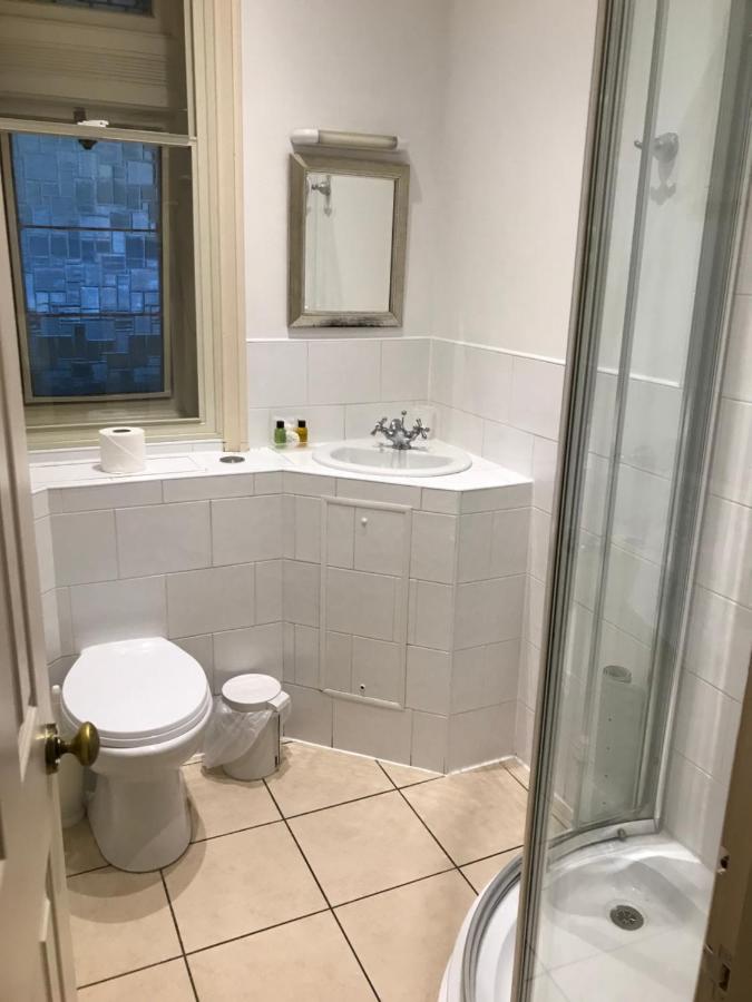Kleines Zweibettzimmer