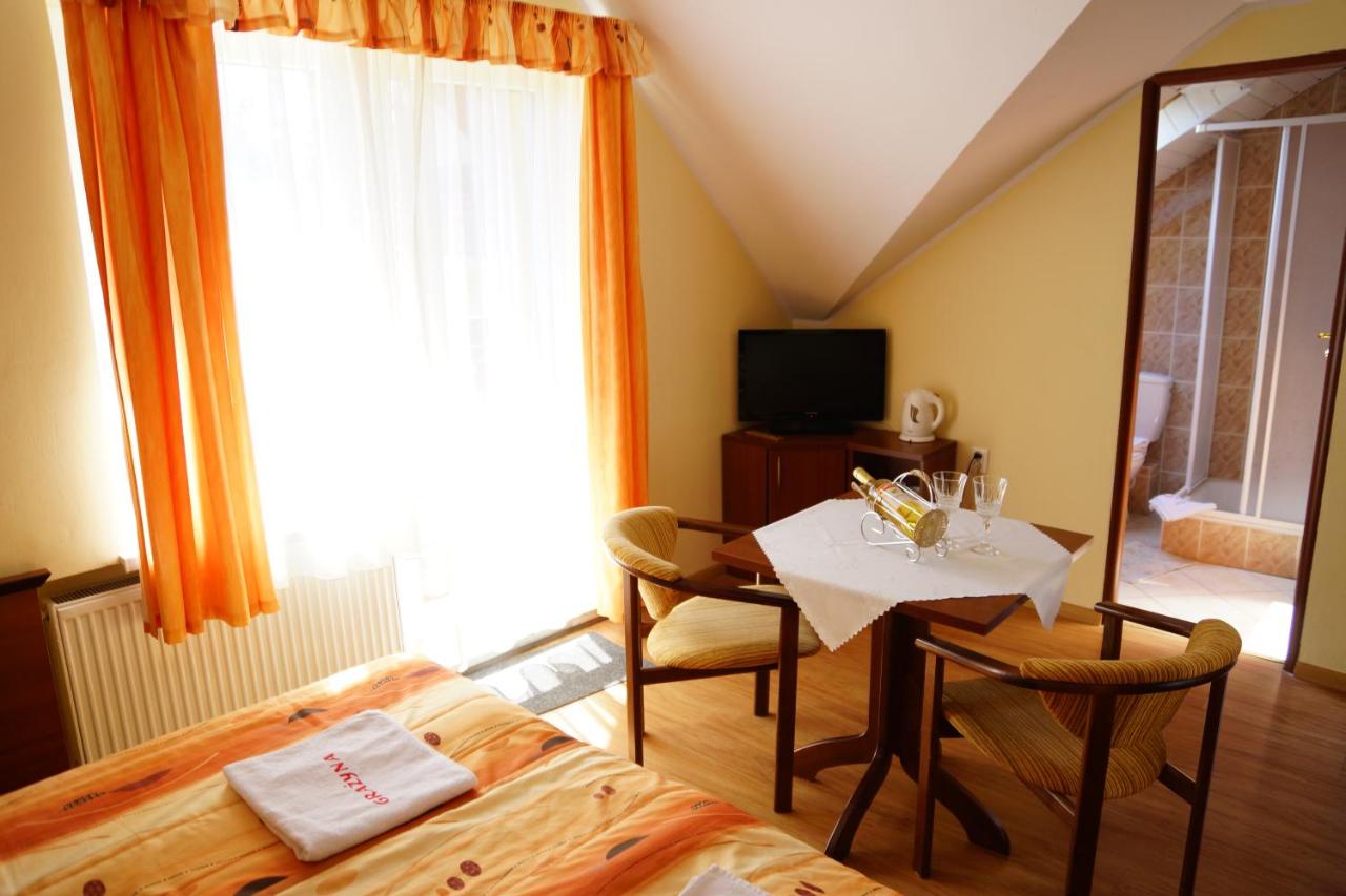 Doppel-/Zweibettzimmer mit Gartenblick