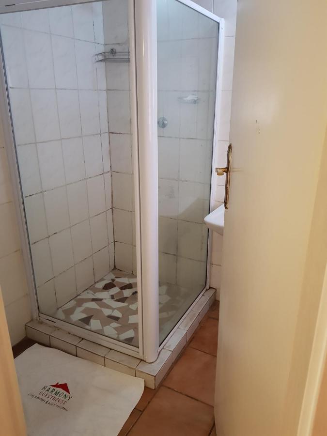 Habitación Individual con ducha y aseo compartidos