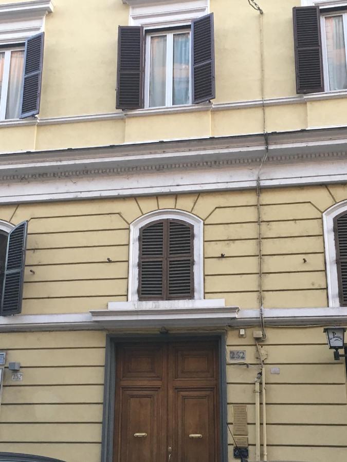 Inside Roma Rooms - B&B