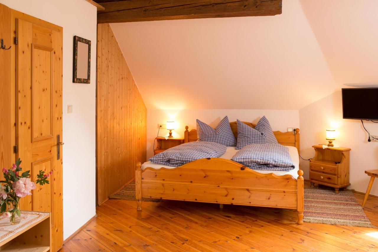One-Bedroom Apartment R
