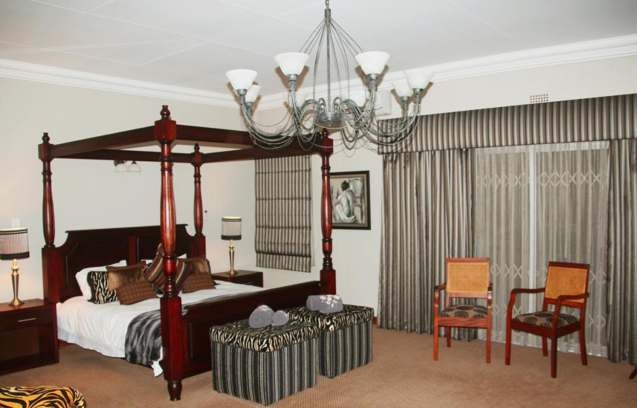 Habitación con cama extragrande y balcón