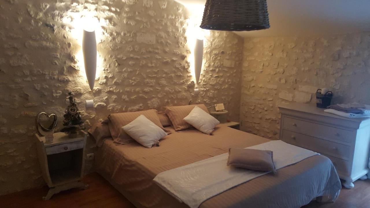 Zimmer mit Kingsize-Bett und Gartenblick.