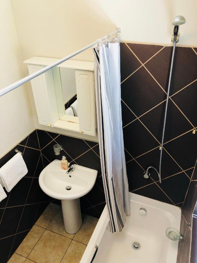 Chambre Double ou Lits Jumeaux avec Salle de Bains Commune